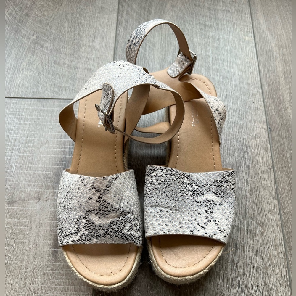 Soda Topic Flatform Sandals in Python Size 8 - Picture 3 of 8
